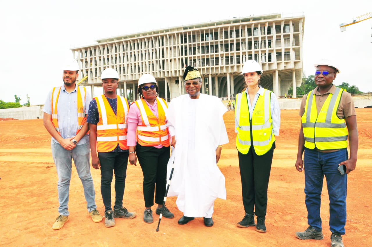 Bientôt Le Nouveau Parlement Béninois: Soglo Sur Le Chantier Fasciné Par Son Plan Architectural