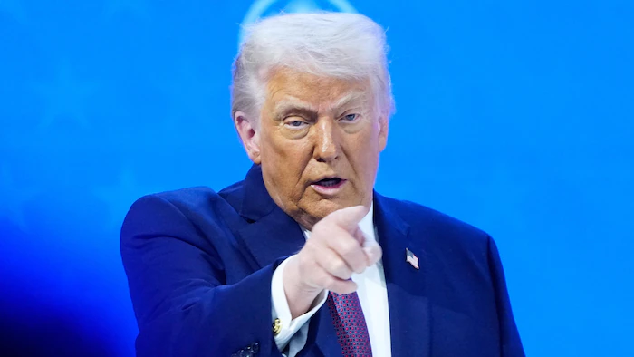 Maison Blanche : Dans Le Bureau Ovale, Un Nouveau Titre Spécial Pour Donald Trump De La part ses Ministres Et Conseillers