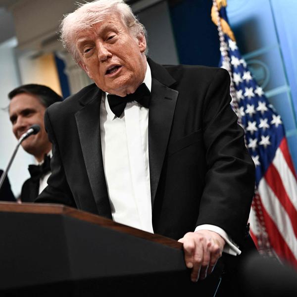 USA: Trump Sorti Dans Une Panique Lors D'un Dîner Avec Des Journalistes Après L'assaut D'un Tireur