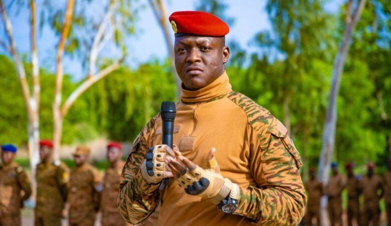 Burkina : Ibrahim Traoré, Pas Question De Téléphone Portable Dans L'Armée. Pourquoi ?