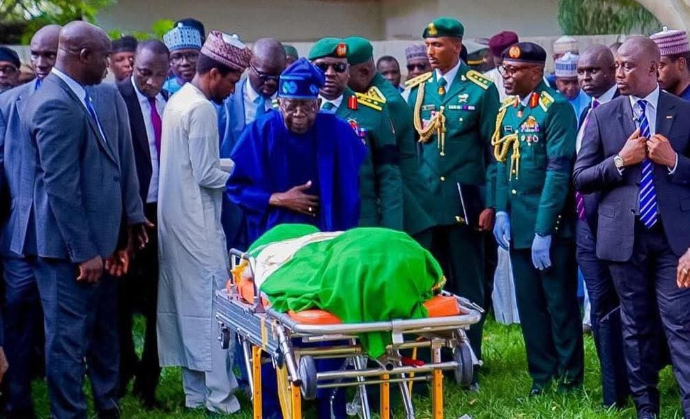 Nigeria : Coups De Canon Et Hommages À Buhari, Un Des Héros Lors De La Guerre Soutenue Par La France  Dans Son Pays