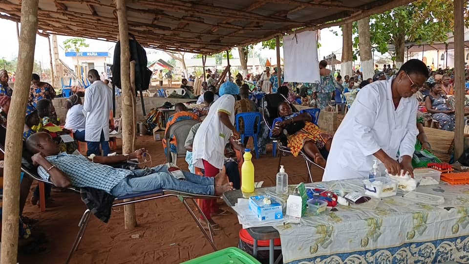 Bénin/ Don De Sang : Père Bruno Hounkonnou En Partenariat Avec le Renouveau Charismatique Catholique Pour Un Objectif De Zéro Décès Par Faute De Sang Au Bénin.