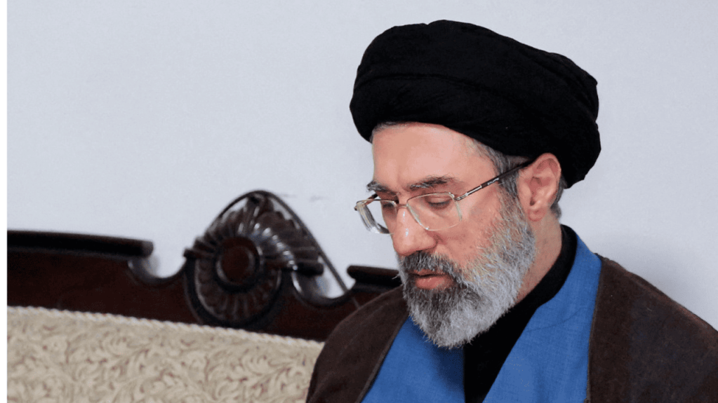 Iran/Au Nom Du Père Et Du Fils : Mojtaba Khamenei, Transformer Le Deuil En Bouclier