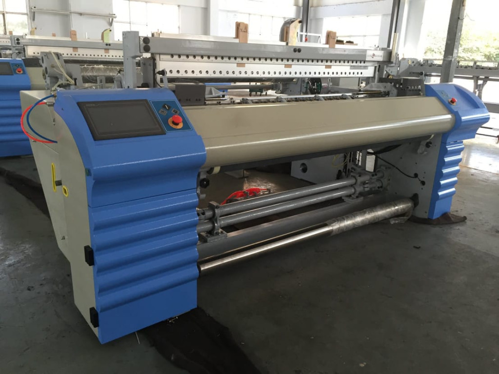 Usines Textiles En Afrique/Guerre Technologique : Pas De Cadeau Entre La Japonais Toyota Jat 910 Et La Chinoise Shandong